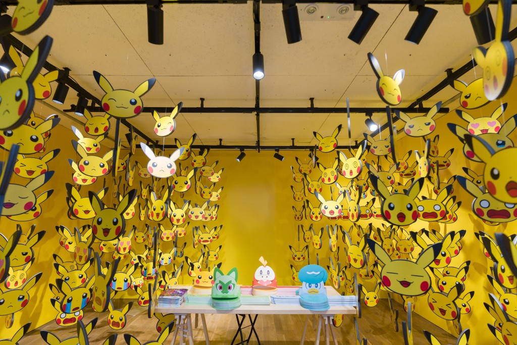 銅鑼灣Exhibit-Shop概念藝術玩具展覽店Amaz By Lokianno於即日起至12月4日舉辦《寶可夢 朱／紫》期間限定紀念特展。